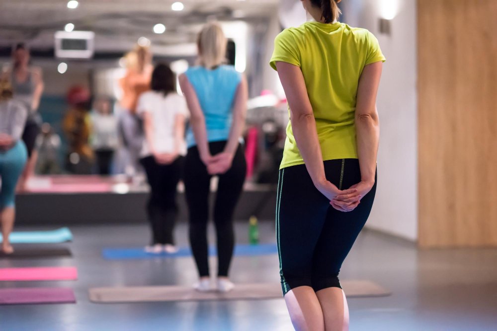 Frauen beim Rückenfit-Kurs in der Sporthalle