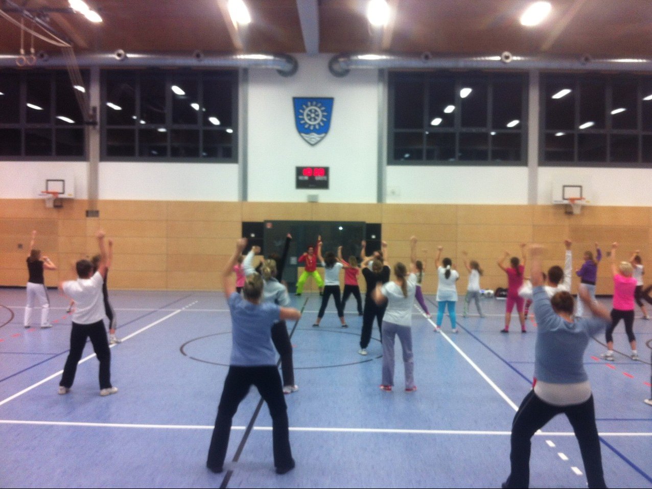 Zumba-Kurs in der Turnhalle in Oberau