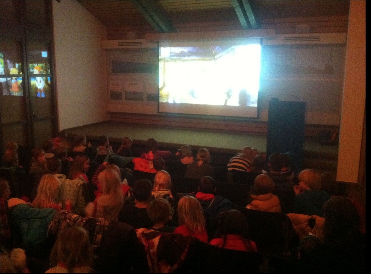 Kinder schauen einen Film beim Kinderkino