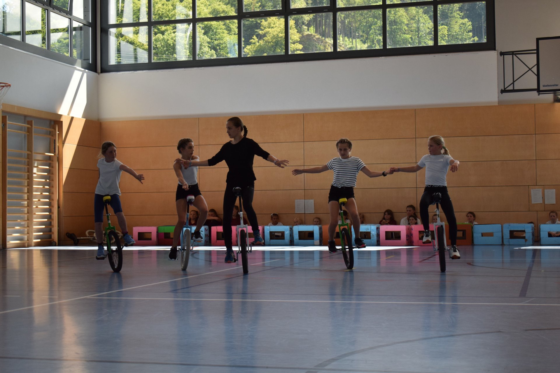 Kinderzirkus-Vorführung von Obelin im Zirkuszelt