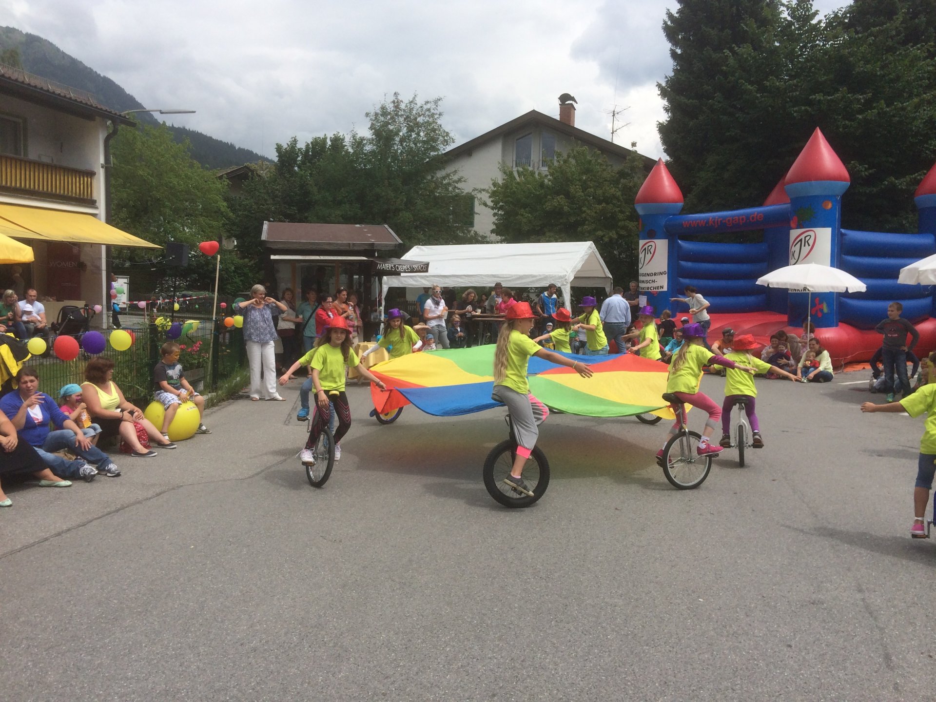 Auftritt einrad beim kinderbu  ro