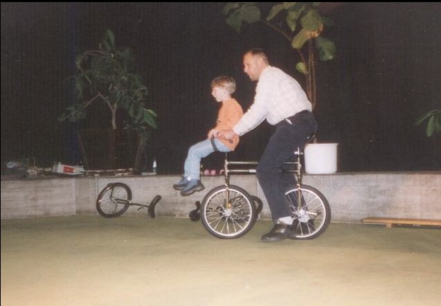 Einradfahren vor dem Vereinsheim – ein Bild aus den Anfangsjahren