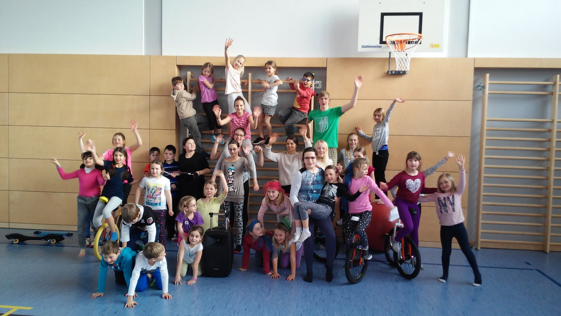 Kinder beim gemeinsamen Tanzen in der Turnhalle